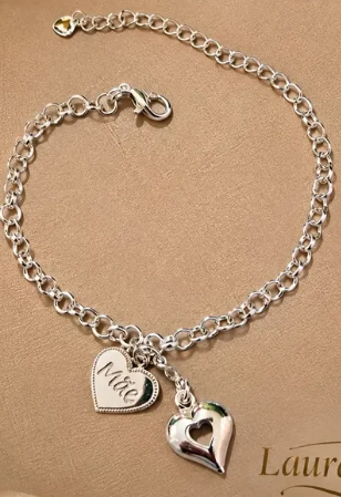 Pulseira de prata com pingentes de coração