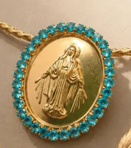 Medalha dourada de Nossa Senhora com pedras azuis