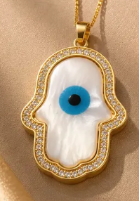 Colar dourado com pingente de mão com olho grego